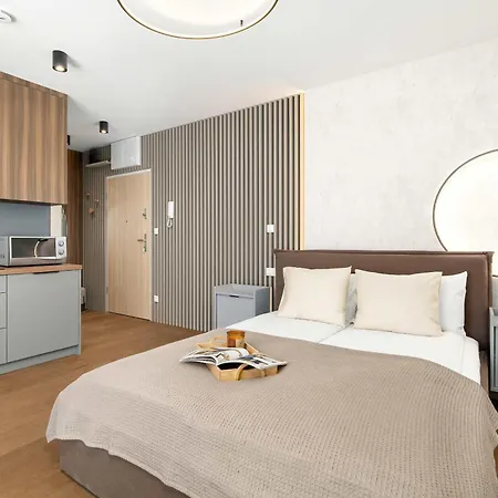 Апартаменти Modern In Downtown With Balcony By Renters
