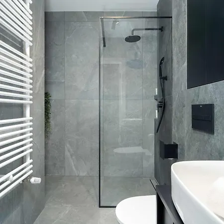 Апартаменти Modern In Downtown With Balcony By Renters