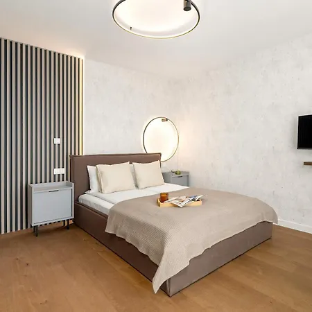 Modern In Downtown With Balcony By Renters Апартаменти